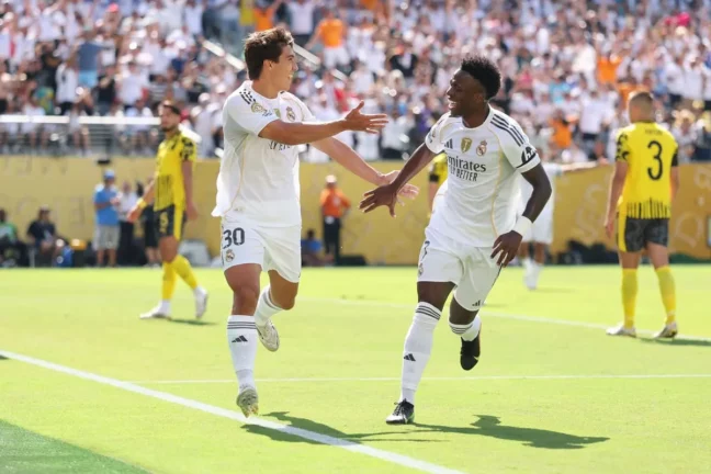 EAST RUTHERFORD, NEW JERSEY - JULY 05: Gonzalo Garcia #30 of Real Madrid celebrates scoring his team's first goal with team mate Vinicius Junior #7 of Real Madrid during the FIFA Club World Cup 2025 quarter-final match between Real Madrid CF and Borussia Dortmund at MetLife Stadium on July 05, 2025 in East Rutherford, New Jersey. (Photo by Luke Hales/Getty Images)