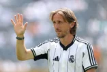 EAST RUTHERFORD, NEW JERSEY - JULY 05: Luka Modric #10 of Real Madrid C.F. acknowledges the crowd prior to the FIFA Club World Cup 2025 quarter-final match between Real Madrid CF and Borussia Dortmund at MetLife Stadium on July 05, 2025 in East Rutherford, New Jersey. (Photo by Francois Nel/Getty Images).