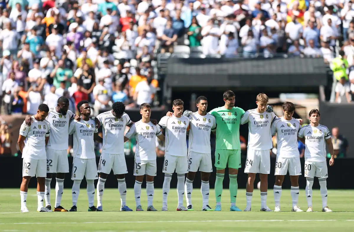 EAST RUTHERFORD, NEW JERSEY - JULY 05: Players of Real Madrid C. F. observe a moment of silence in tribute to football players Diogo Jota and his brother Andre Silva, after they passed away on the 3rd of July 2025 prior to the FIFA Club World Cup 2025 quarter-final match between Real Madrid CF and Borussia Dortmund at MetLife Stadium on July 05, 2025 in East Rutherford, New Jersey. (Photo by Francois Nel/Getty Images).