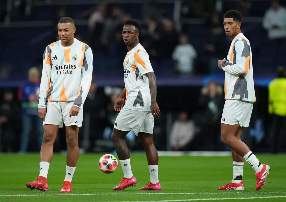 MADRID, SPAIN - JANUARY 22: Kylian Mbappe, Vinicius Junior and Jude Bellingham of Real Madrid look on as they warm up prior to the UEFA Champions League 2024/25 League Phase MD7 match between Real Madrid C.F. and FC Salzburg at Estadio Santiago Bernabeu on January 22, 2025 in Madrid, Spain. (Photo by Angel Martinez/Getty Images).