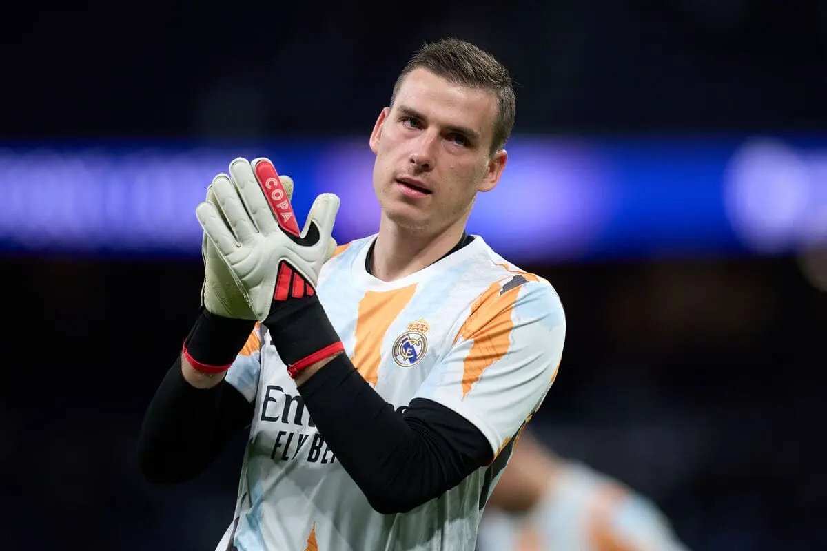 MADRID, SPAIN - JANUARY 22: Andriy Lunin of Real Madrid applauds the fans as he warms up prior to the UEFA Champions League 2024/25 League Phase MD7 match between Real Madrid C.F. and FC Salzburg at Estadio Santiago Bernabeu on January 22, 2025 in Madrid, Spain. (Photo by Angel Martinez/Getty Images)