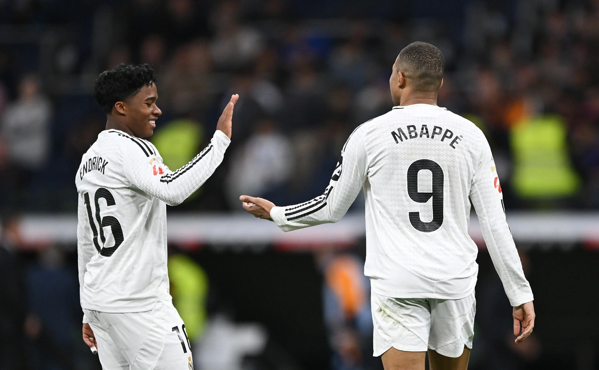 MADRID, SPAIN - FEBRUARY 23: Endrick of Real Madrid reacts with teammate Kylian Mbappe on the final whistle during the LaLiga match between Real Madrid CF and Girona FC at Estadio Santiago Bernabeu on February 23, 2025 in Madrid, Spain. (Photo by Denis Doyle/Getty Images)