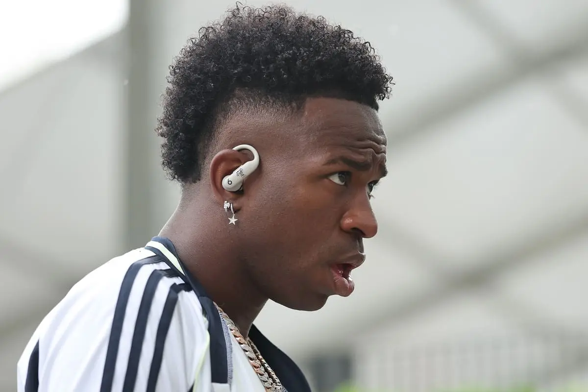 MIAMI GARDENS, FLORIDA - JULY 01: Vinicius Junior #7 of Real Madrid C. F. arrives prior to the FIFA Club World Cup 2025 round of 16 match between Real Madrid CF and Juventus FC at Hard Rock Stadium on July 01, 2025 in Miami Gardens, Florida. (Photo by Michael Reaves/Getty Images)