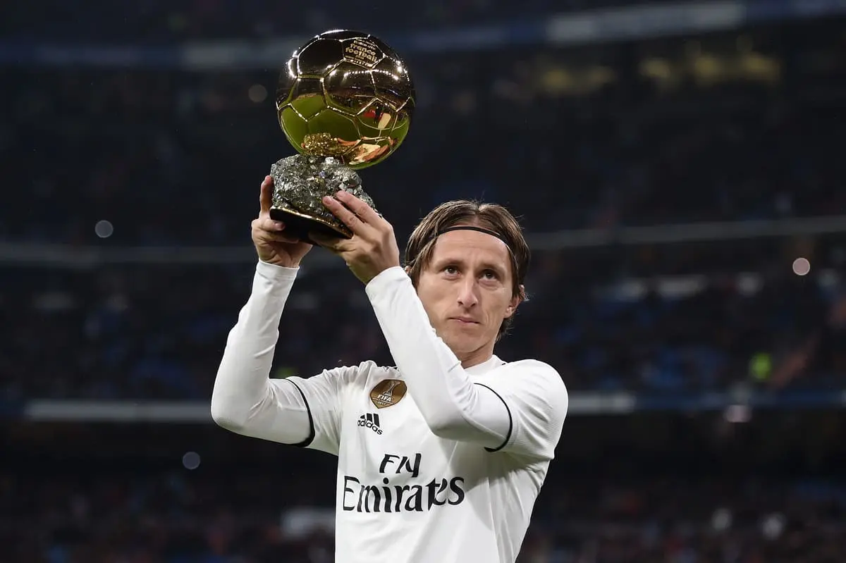 MADRID, SPAIN - DECEMBER 15: Luka Modric of Real Madrid presents his Ballon d'Or Trophy to the crowd prior to the La Liga match between Real Madrid CF and Rayo Vallecano de Madrid at Estadio Santiago Bernabeu on December 15, 2018 in Madrid, Spain. (Photo by Denis Doyle/Getty Images)