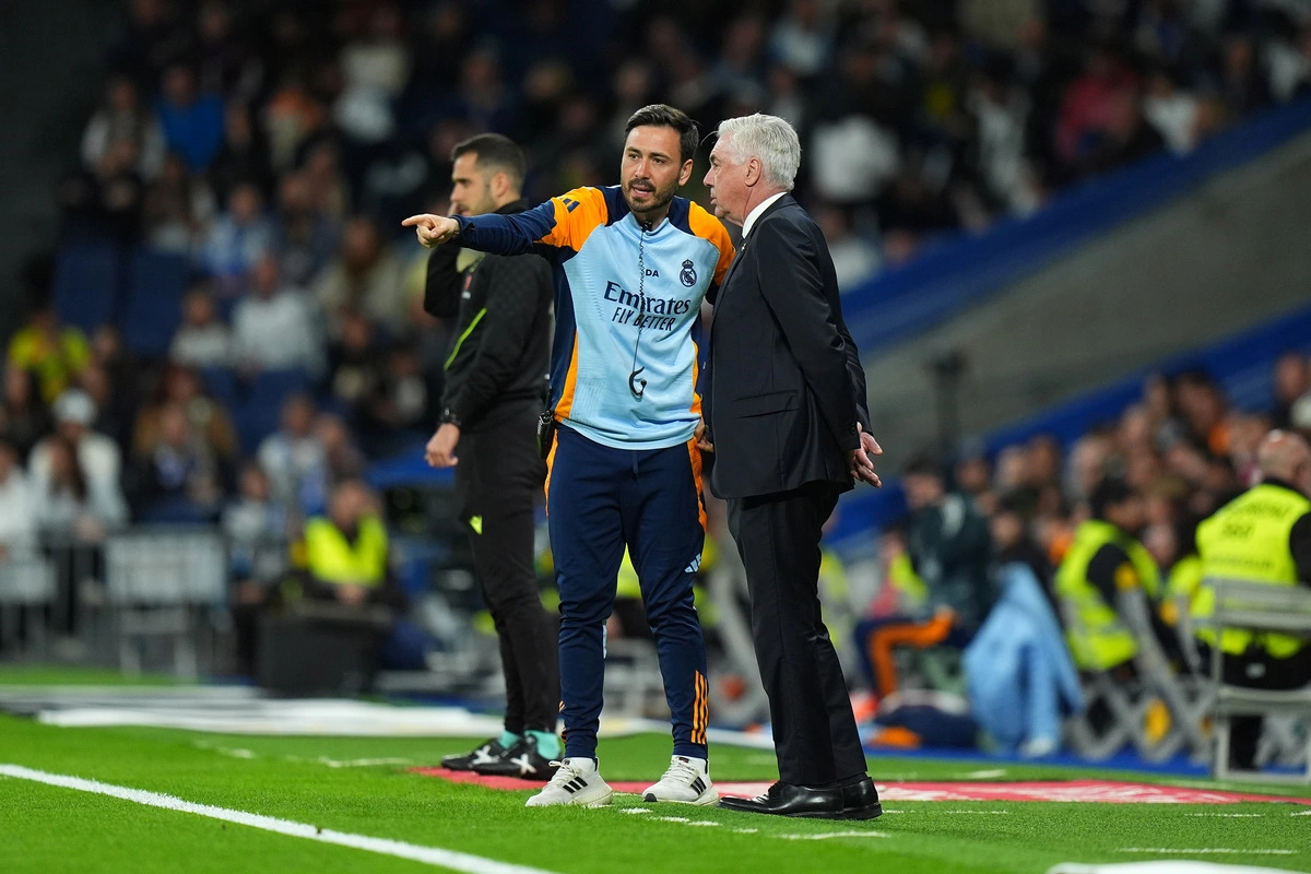 MADRID, SPAIN - MAY 14: Davide Ancelotti, Assistant Manager of Real Madrid, speaks with Carlo Ancelotti, Head Coach of Real Madrid, during the LaLiga match between Real Madrid CF and RCD Mallorca at Estadio Santiago Bernabeu on May 14, 2025 in Madrid, Spain. (Photo by Angel