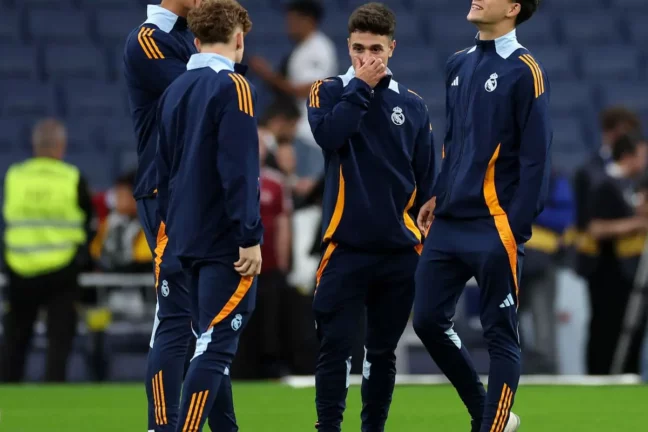 MADRID, SPAIN - MAY 14: Victor Munoz, Mario Rivas, David Jimenez and Chema Andres of Real Madrid inspect the pitch prior to during the LaLiga match between Real Madrid CF and RCD Mallorca at Estadio Santiago Bernabeu on May 14, 2025 in Madrid, Spain. (Photo by Florencia Tan Jun/Getty Images)