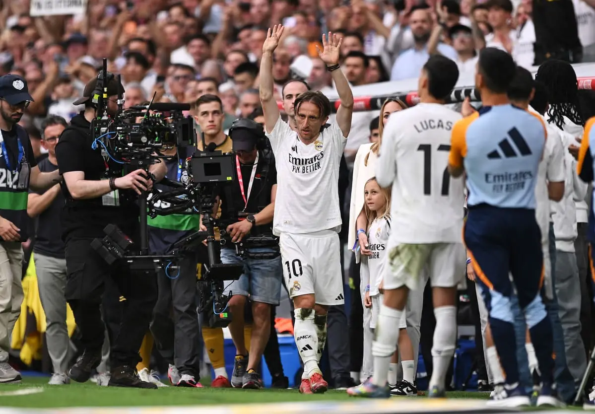 MADRID, SPAIN - MAY 24: Luka Modric of Real Madrid acknowledges the fans after he is substituted off the pitch during the LaLiga match between Real Madrid CF and Real Sociedad at Estadio Santiago Bernabeu on May 24, 2025 in Madrid, Spain. (Photo by Denis Doyle/Getty Images)