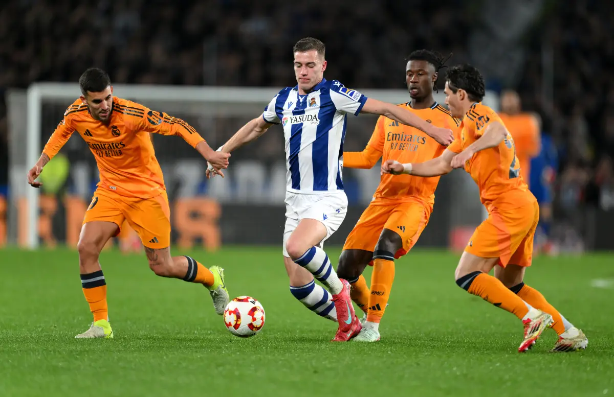 SAN SEBASTIAN, SPAIN - FEBRUARY 26: Luka Sucic of Real Sociedad is put under pressure by Dani Ceballos, Eduardo Camavinga and Fran Garcia of Real Madrid during the Copa del Rey Semi Final match between Real Sociedad and Real Madrid at Reale Arena on February 26, 2025 in San Sebastian, Spain. (Photo by David Ramos/Getty Images)
