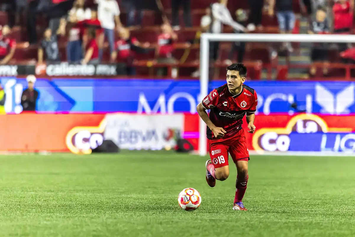 TIJUANA, MEXICO - JULY 11: Gilberto Mora of Tijuana drives the ball during the 1st round match between Tijuana and Queretaro as part of the Torneo Apertura 2025 Liga MX at Caliente Stadium on July 11, 2025 in Tijuana, Mexico. (Photo by Francisco Vega/Getty Images).