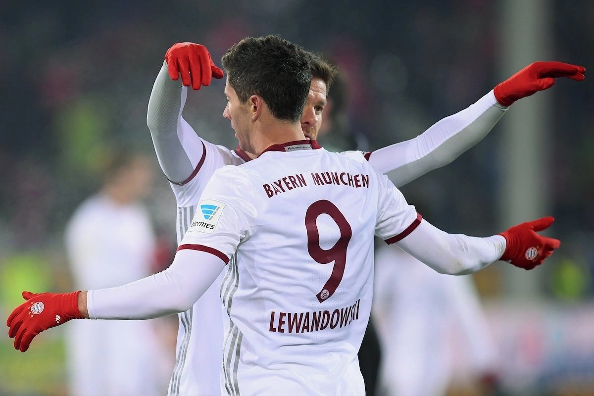 WOLFSBURG, GERMANY - FEBRUARY 27: Robert Lewandowski of Muenchen celebrates with Xabi Alonso during the Bundesliga match between VfL Wolfsburg and FC Bayern Muenchen at Volkswagen Arena on February 27, 2016 in Wolfsburg, Germany. (Photo by Stuart Franklin/Bongarts/Getty Images)
