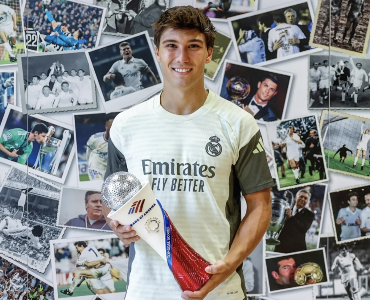 Gonzalo Garcia, posant fièrement avec son prix du meilleur buteur de la coupe du monde des clubs. - Story Instagram de Gonzalo Garcia / Bestofyousports