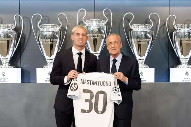 Franco Mastantuono avec le numéro 30 pour sa présentation (realmadrid.com)
