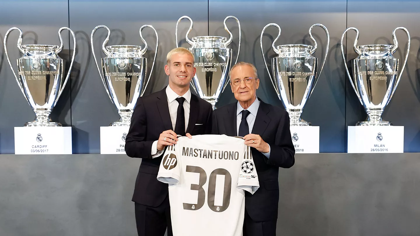 Franco Mastantuono avec le numéro 30 pour sa présentation (realmadrid.com)