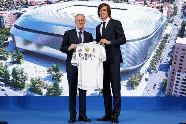 Alvaro Carreras, présenté au Real Madrid (realmadrid.com)