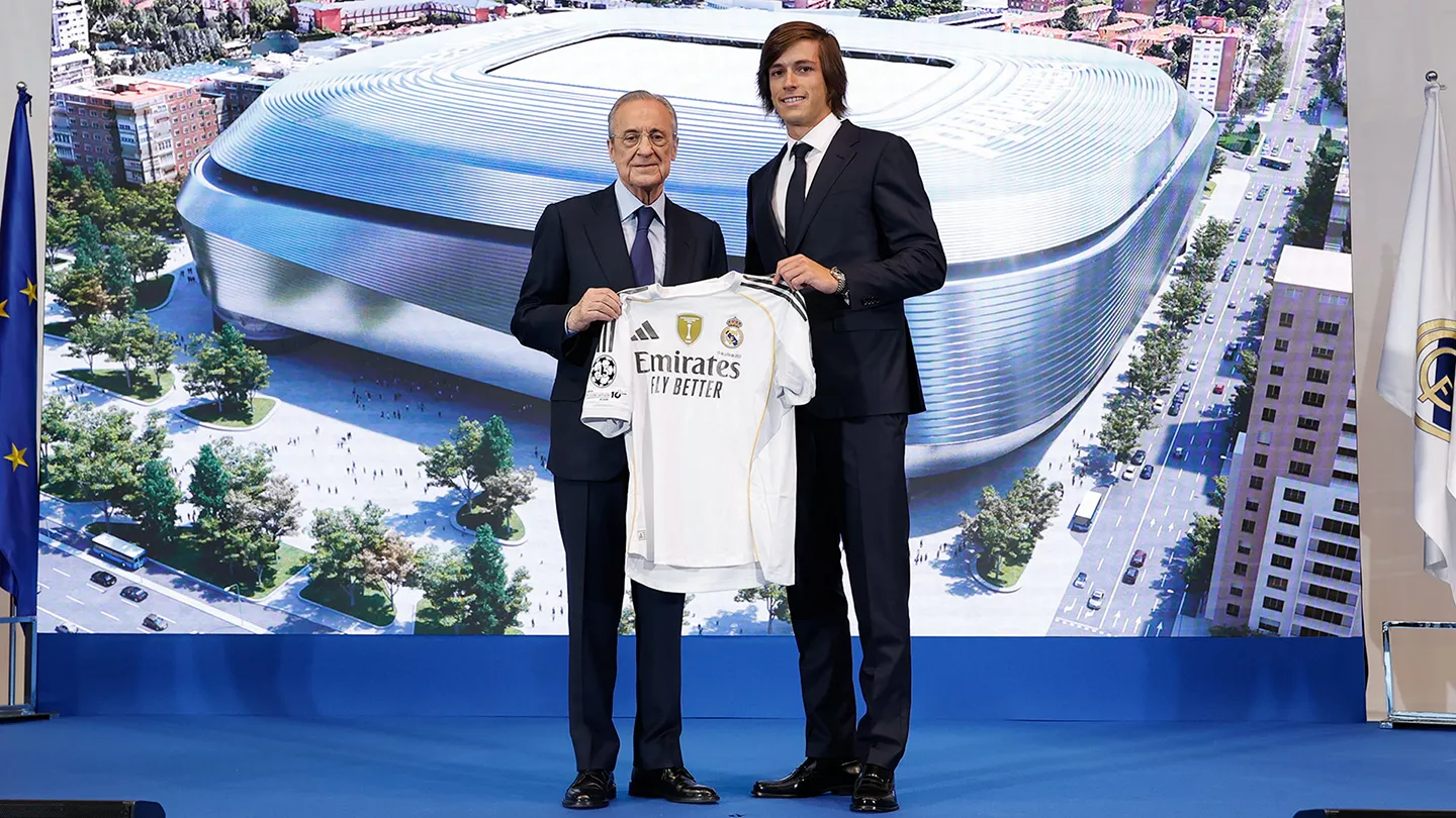 Alvaro Carreras, présenté au Real Madrid (realmadrid.com)