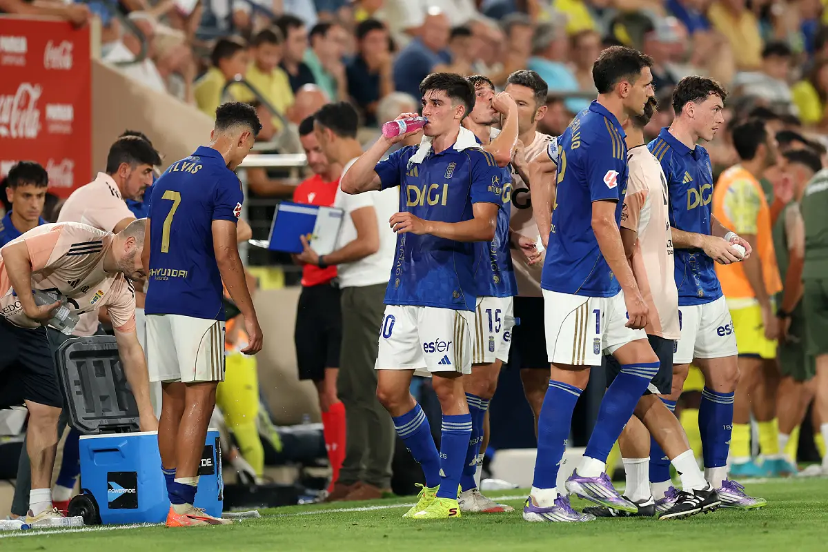 VILLARREAL, SPAIN - AUGUST 15: Players of Real Oviedo drinks during a drinks break during the LaLiga EA Sports match between Villarreal CF and Real Oviedo at Estadio de la Ceramica on August 15, 2025 in Villarreal, Spain. (Photo by Clive Brunskill/Getty Images)