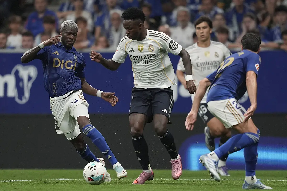 OVIEDO, SPAIN - AUGUST 24: Vinícius Jr. of Real Madrid is challenged by Kwasi Sibo of Real Oviedo during the LaLiga EA Sports match between Real Oviedo and Real Madrid CF at Carlos Tartiere on August 24, 2025 in Oviedo, Spain. (Photo by Juan Manuel Serrano Arce/Getty Images)