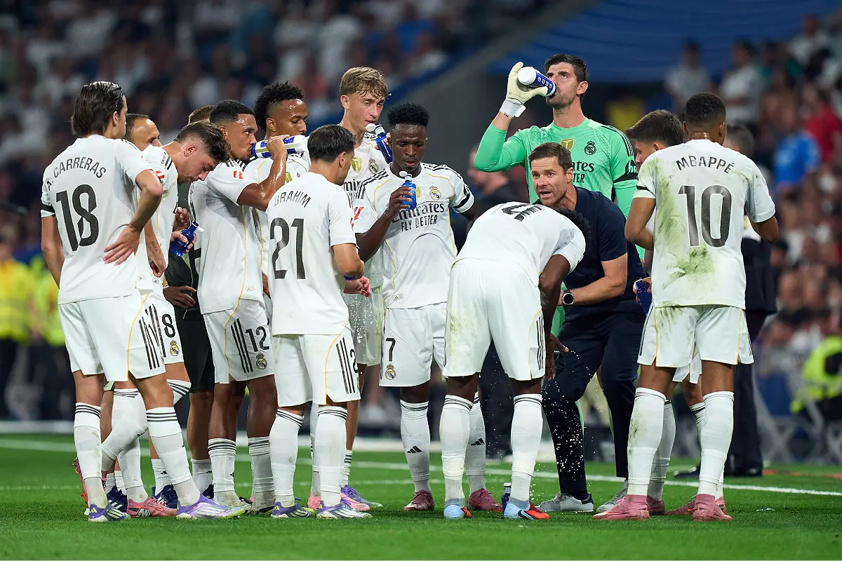 MADRID, SPAIN - AUGUST 19: Xabi Alonso, Head Coach of Real Madrid gives instructions to his players during the LaLiga EA Sports match between Real Madrid CF and CA Osasuna at Estadio Santiago Bernabeu on August 19, 2025 in Madrid, Spain. (Photo by Angel Martinez/Getty Images)