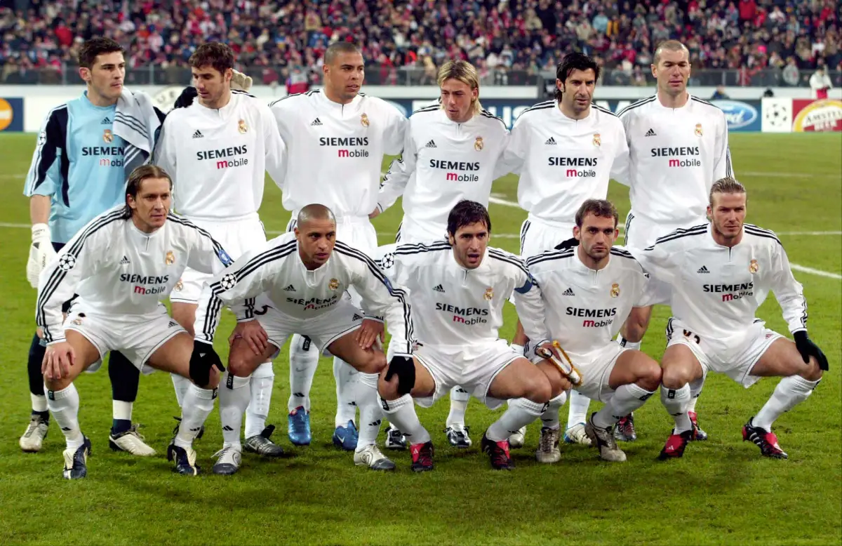 MUNICH, GERMANY - FEBRUARY 24: Fussball: Champions League 03/04, Muenchen; FC Bayern Muenchen - Real Madrid 1:1; Mannschaftsfoto Real Madrid; hintere Reihe v.lks: Torwart Iker CASILLAS, Ivan HELGUERA, RONALDO, GUTI, Luis FIGO, Zinedine ZIDANE; untere Reihe v.lks.: Michel SALGADO, Roberto CARLOS, RAUL, Raul BRAVO, David BECKHAM / Team Madrid 24.02.04. (Photo by Martin Rose/Bongarts/Getty Images)