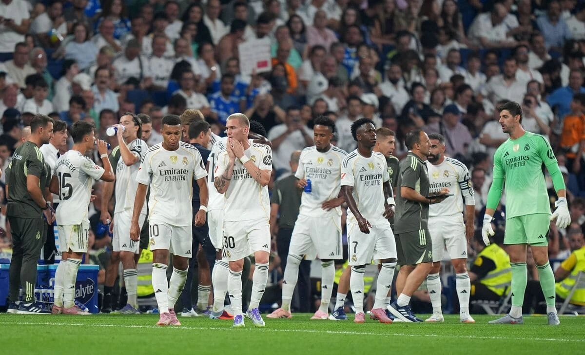MADRID, SPAIN - AUGUST 19: The players of Real Madrid take a heat break during the LaLiga EA Sports match between Real Madrid CF and CA Osasuna at Estadio Santiago Bernabeu on August 19, 2025 in Madrid, Spain. (Photo by Angel Martinez/Getty Images)