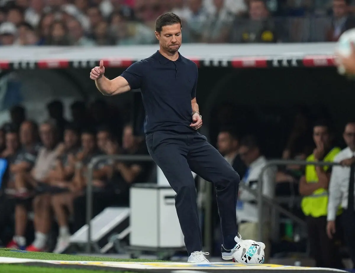 MADRID, SPAIN - AUGUST 19: Xabi Alonso, head coach of Real Madrid kicks a ball during the LaLiga EA Sports match between Real Madrid CF and CA Osasuna at Estadio Santiago Bernabeu on August 19, 2025 in Madrid, Spain. (Photo by Angel Martinez/Getty Images)