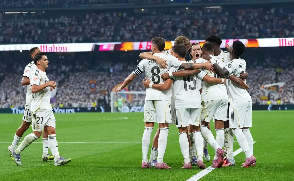 MADRID, SPAIN - AUGUST 19: Kylian Mbappé of Real Madrid celebrates scoring his team's first goal with team mates during the LaLiga EA Sports match between Real Madrid CF and CA Osasuna at Estadio Santiago Bernabeu on August 19, 2025 in Madrid, Spain. (Photo by Angel Martinez/Getty Images)