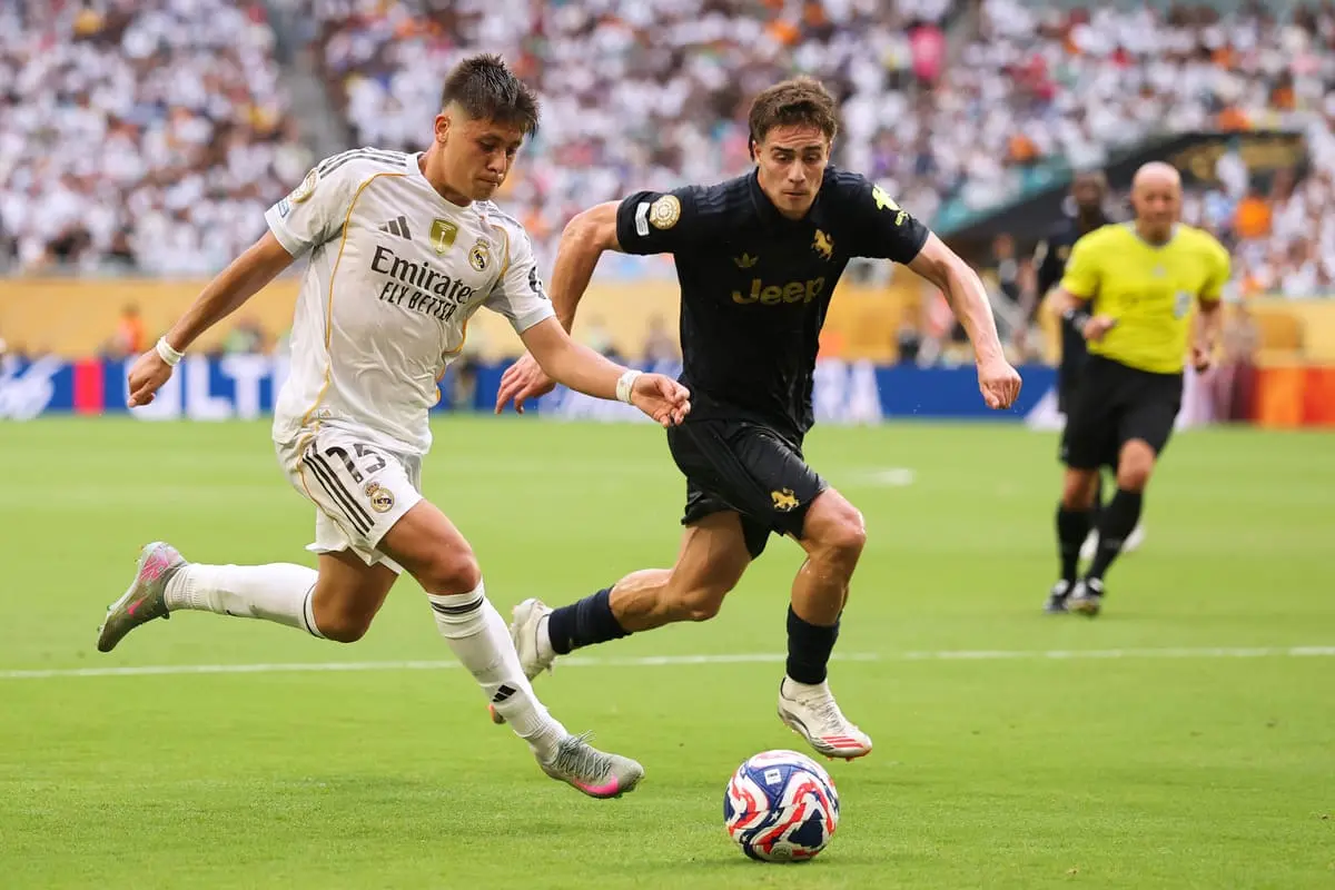 MIAMI GARDENS, FLORIDA - JULY 01: Arda Gueler #15 of Real Madrid C.F. is challenged by Kenan Yildiz #10 of Juventus FC during the FIFA Club World Cup 2025 round of 16 match between Real Madrid CF and Juventus FC at Hard Rock Stadium on July 01, 2025 in Miami Gardens, Florida. (Photo by Michael Reaves/Getty Images)