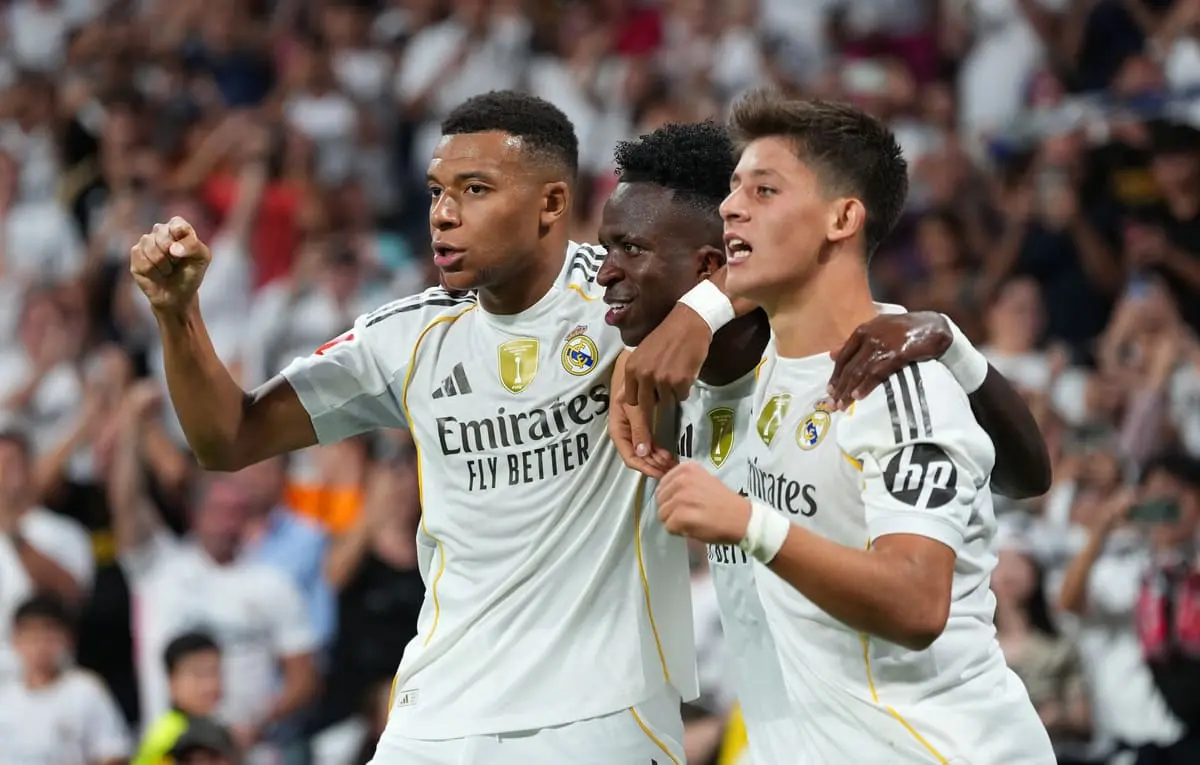 MADRID, SPAIN - AUGUST 30: Vinicius Junior of Real Madrid celebrates scoring his team's second goal with teammates Kylian Mbappe and Arda Gueler during the LaLiga EA Sports match between Real Madrid CF and RCD Mallorca at Estadio Santiago Bernabeu on August 30, 2025 in Madrid, Spain. (Photo by Angel Martinez/Getty Images)