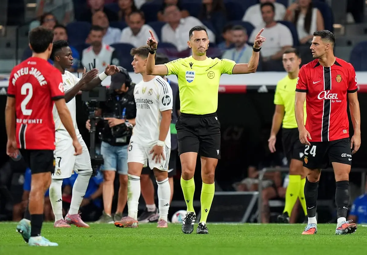 MADRID, SPAIN - AUGUST 30: Referee Jose Marea Sanchez Martinez signals to the players after the VAR screen after Arda Gueler of Real Madrid scored his side's third goal during the LaLiga EA Sports match between Real Madrid CF and RCD Mallorca at Estadio Santiago Bernabeu on August 30, 2025 in Madrid, Spain. (Photo by Angel Martinez/Getty Images).