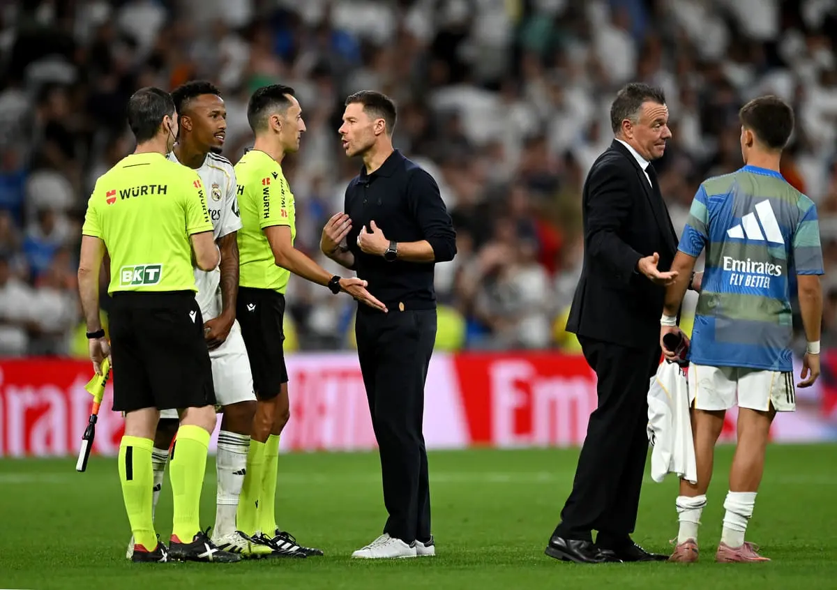 MADRID, SPAIN - AUGUST 30: Xabi Alonso, Head Coach of Real Madrid, speaks with referee Jose Maria Sanchez Martinez following the LaLiga EA Sports match between Real Madrid CF and RCD Mallorca at Estadio Santiago Bernabeu on August 30, 2025 in Madrid, Spain. (Photo by Denis Doyle/Getty Images).