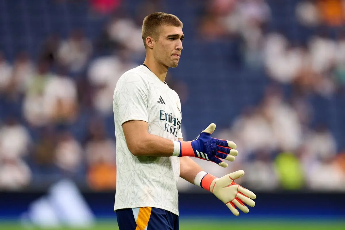 MADRID, SPAIN - AUGUST 25: Fran Gonzalez of Real Madrid warms up prior to the La Liga match between Real Madrid CF and Real Valladolid CF at Estadio Santiago Bernabeu on August 25, 2024 in Madrid, Spain. (Photo by Angel Martinez/Getty Images)