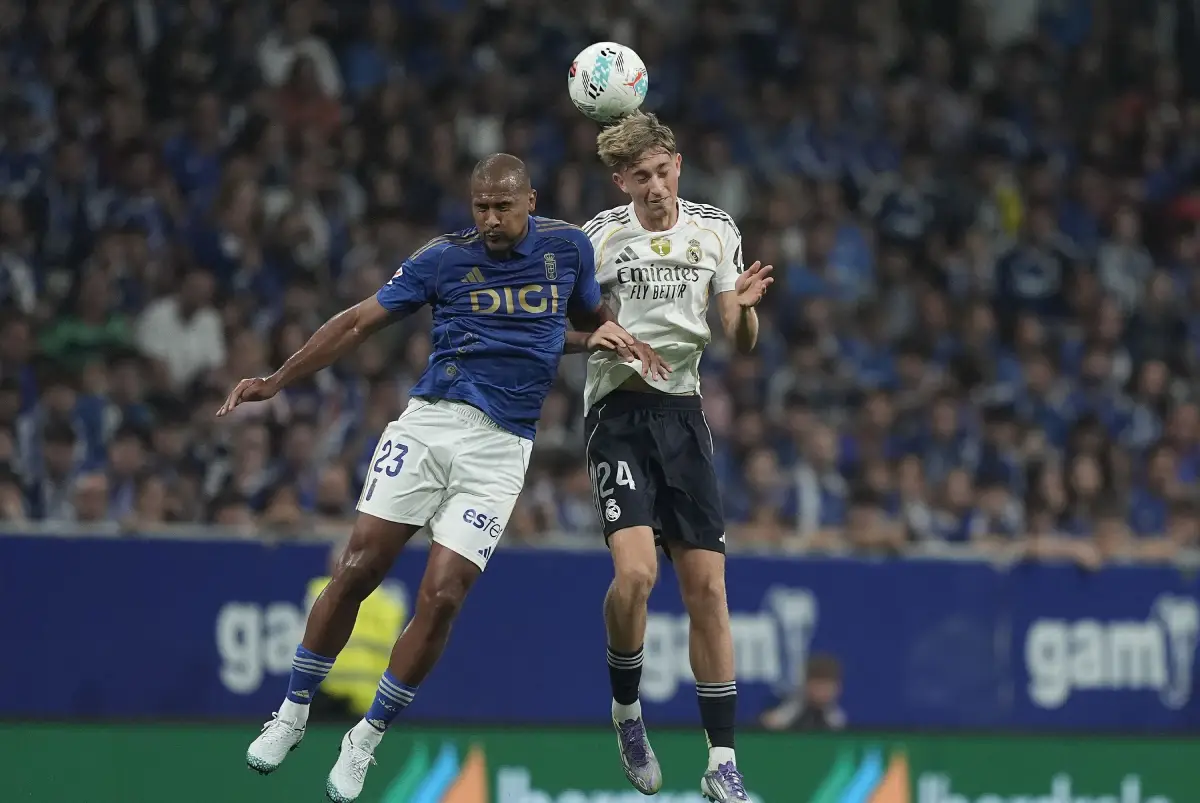 OVIEDO, SPAIN - AUGUST 24: Dean Huijsen of Real Madrid is challenged by Salomón Rondón of Real Oviedo during the LaLiga EA Sports match between Real Oviedo and Real Madrid CF at Carlos Tartiere on August 24, 2025 in Oviedo, Spain. (Photo by Juan Manuel Serrano Arce/Getty Images)