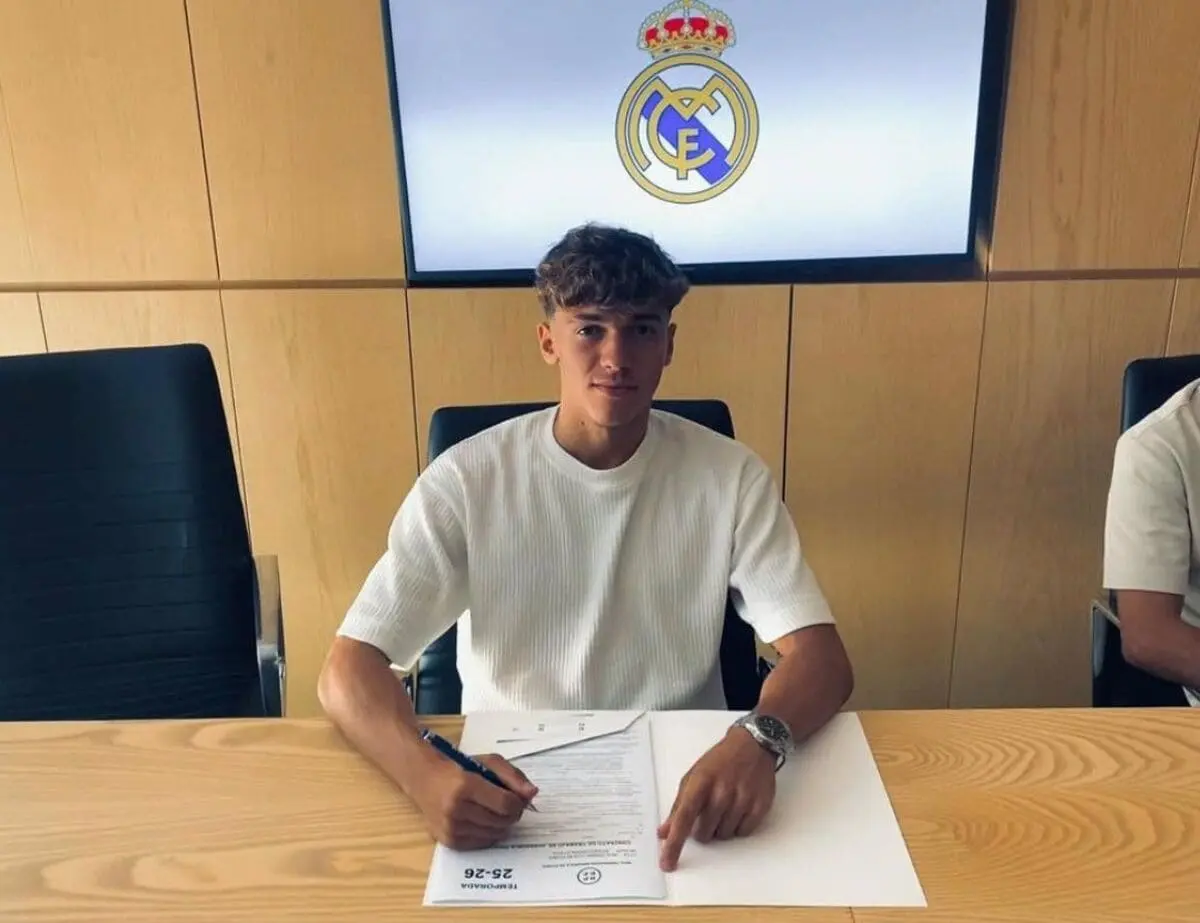 Thiago Pitarch signant son nouveau contrat avec le Real Madrid. (Image tirée du compte Instagram officiel du joueur)
