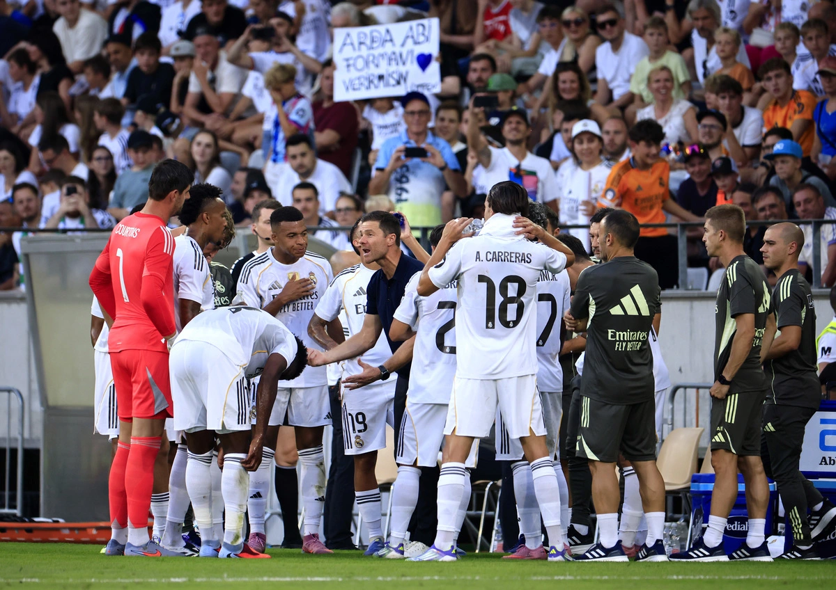 INNSBRUCK, AUSTRIA - AUGUST 12: Xabi Alonso, Head Coach of Real Madrid talks with his players during a drinks break during the pre-season friendly match between WSG Tirol and Real Madrid CF at Tivoli Stadion Tirol on August 12, 2025 in Innsbruck, Austria. Bernabéu.(Photo by Jan Hetfleisch/Getty Images)