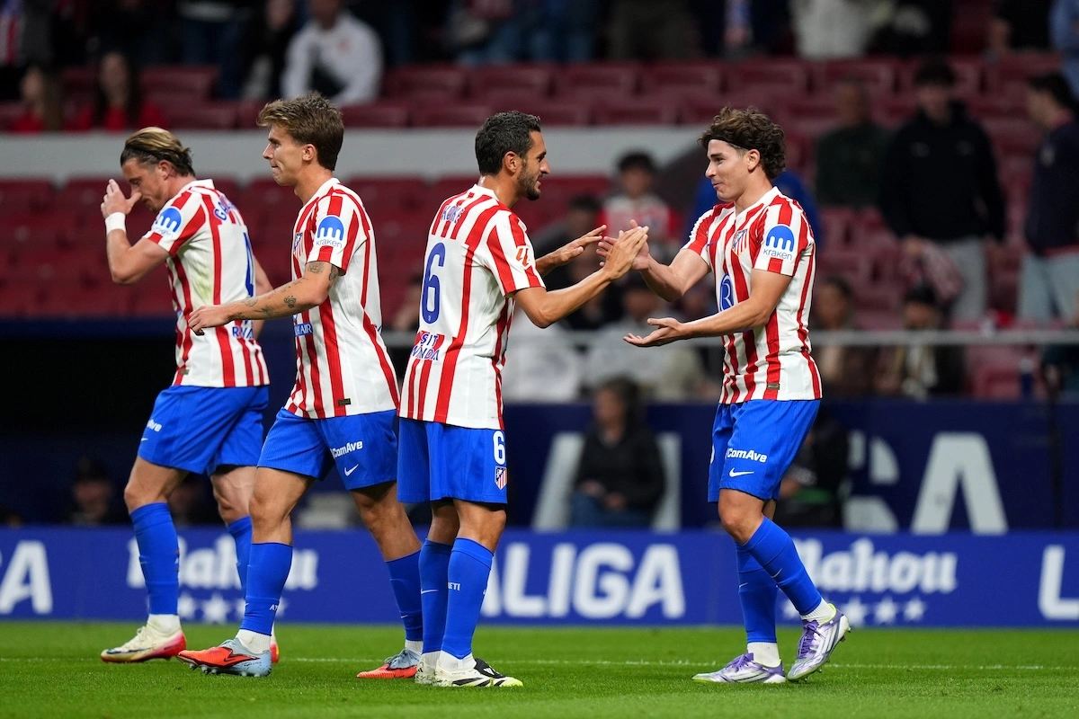 MADRID, SPAIN - SEPTEMBER 24: Julian Alvarez of Atletico de Madrid celebrates scoring his team's first goal with teammate Koke during the LaLiga EA Sports match between Atletico de Madrid and Rayo Vallecano de Madrid at Riyadh Air Metropolitano on September 24, 2025 in Madrid, Spain. (Photo by Angel Martinez/Getty Images)