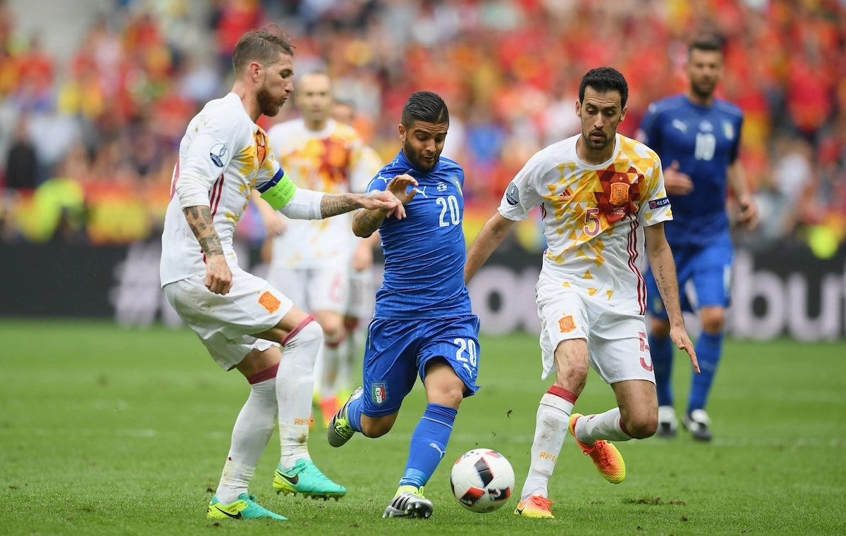 PARIS, FRANCE - JUNE 27: Lorenzo Insigne (C) of Italy competes for the ball against Sergio Ramos (L) and Sergio Busquets (R) of Spain during the UEFA EURO 2016 round of 16 match between Italy and Spain at Stade de France on June 27, 2016 in Paris, France. (Photo by Matthias Hangst/Getty Images)