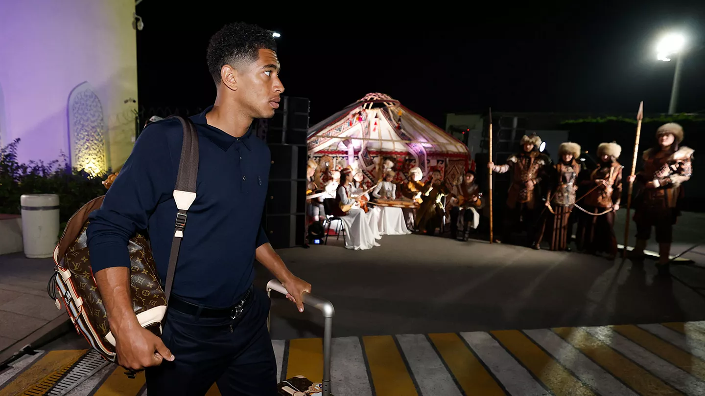 Jude Bellingham et le Real Madrid sont arrivés ce dimanche soir à Almaty (realmadrid.com)