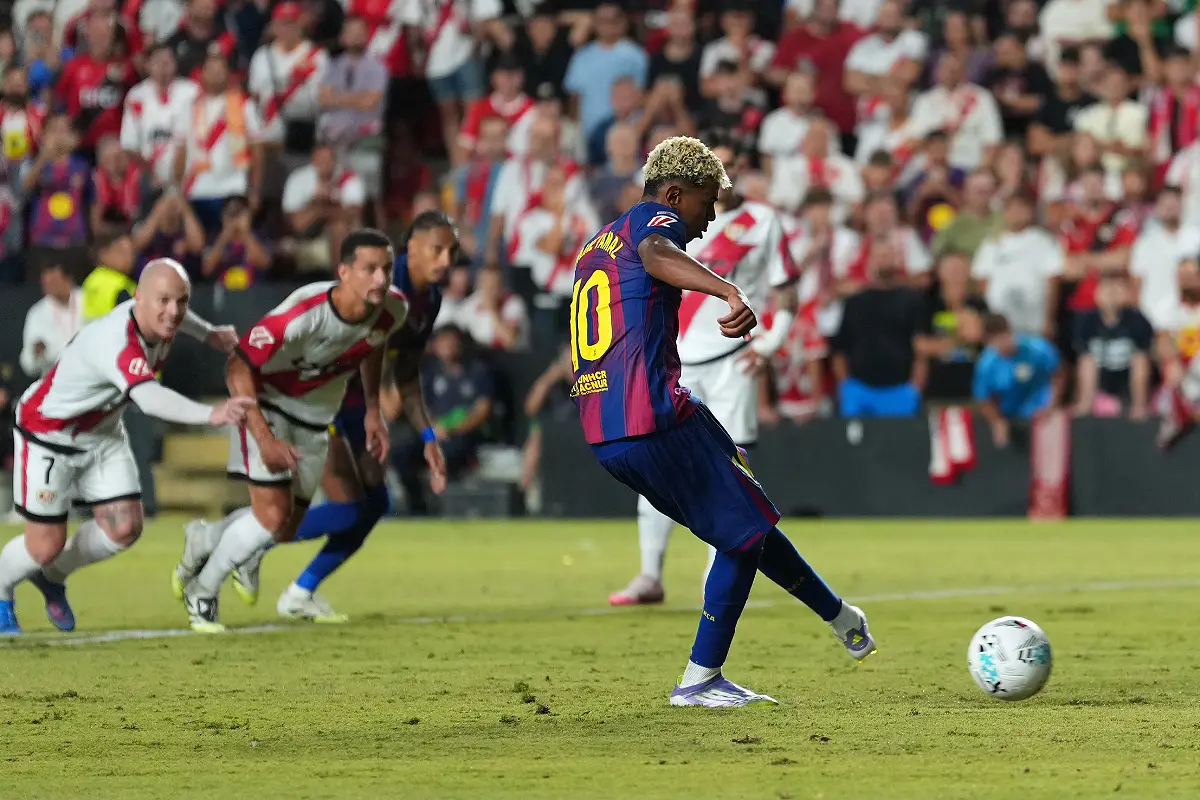 MADRID, SPAIN - AUGUST 31: Lamine Yamal of FC Barcelone scores his team's first goal during the LaLiga EA Sports match between Rayo Vallecano de Madrid and FC Barcelona at Estadio de Vallecas on August 31, 2025 in Madrid, Spain. (Photo by Angel Martinez/Getty Images)
