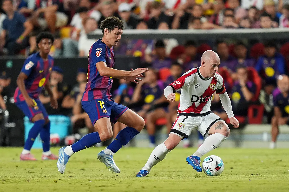 MADRID, SPAIN - AUGUST 31: Isi Palazon of Rayo Vallecano being followed by Andreas Christensen of FC Barcelona during the LaLiga EA Sports match between Rayo Vallecano de Madrid and FC Barcelona at Estadio de Vallecas on August 31, 2025 in Madrid, Spain. (Photo by Angel Martinez/Getty Images)