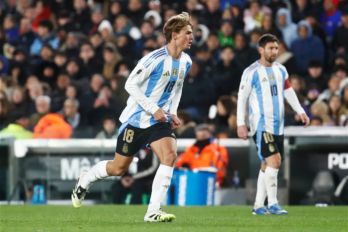 Nico Paz avec l'Argentine la semaine dernière (Photo by Marcos Brindicci/Getty Images).