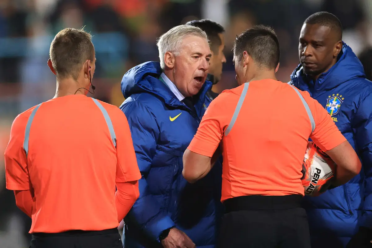 Ancelotti à la fin du match du Brésil la nuit dernière (Photo by Buda Mendes/Getty Images).