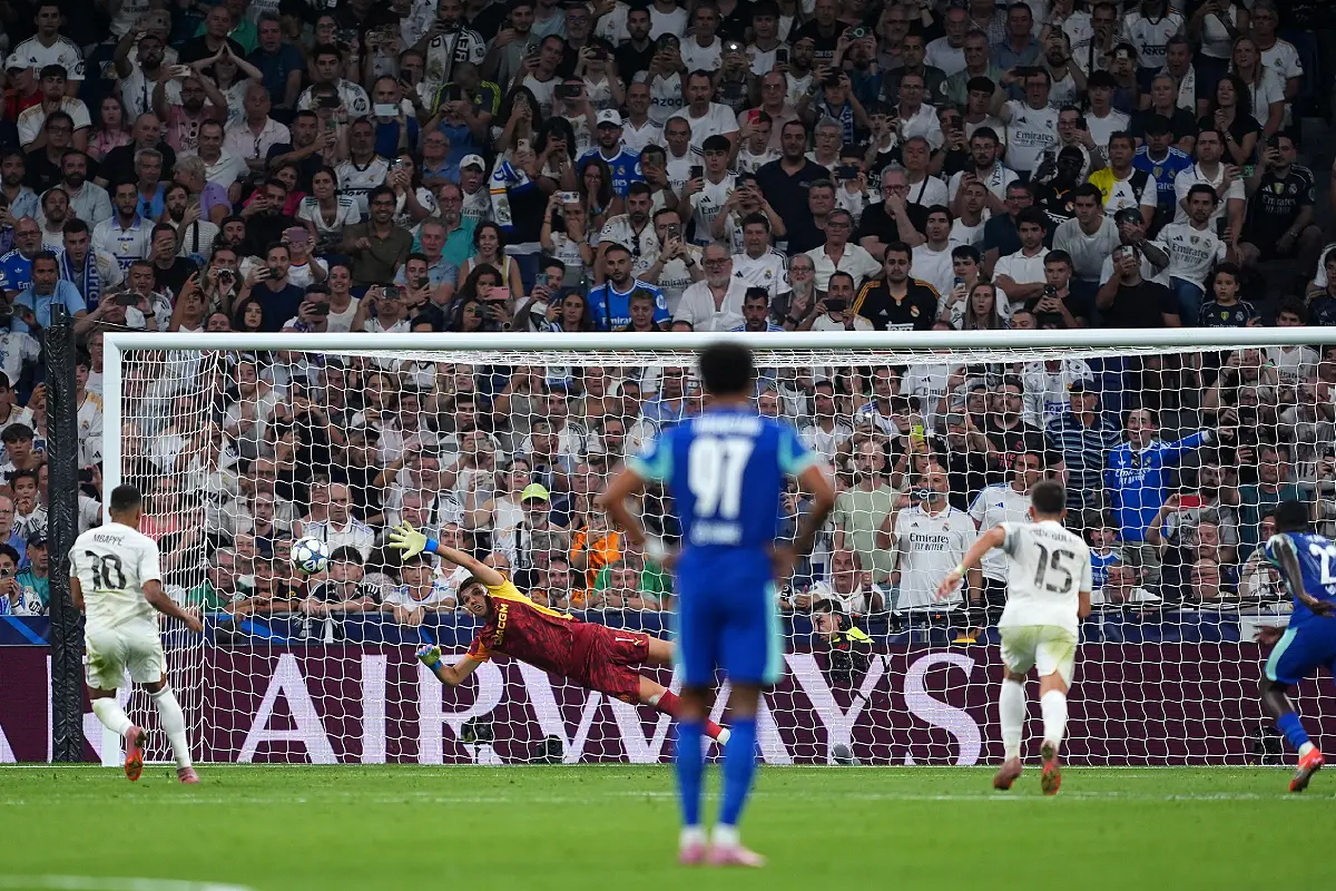Mbappé sur le premier pénalty du Real Madrid mardi soir (Photo by Mateo Villalba Sanchez/Getty Images).