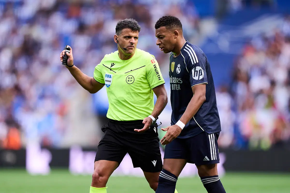 Mbappé et Gil Manzano lors de Real Sociedad - Real Madrid (Photo by Juan Manuel Serrano Arce/Getty Images).