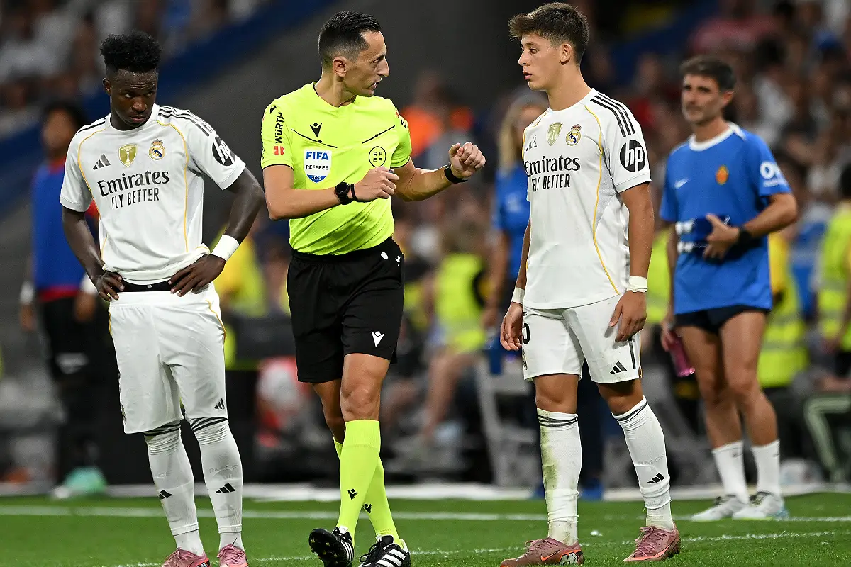 MADRID, SPAIN - AUGUST 30: Referee Jose Marea Sanchez Martinez speaks with Arda Güler of Real Madrid after ruling out his goal during the LaLiga EA Sports match between Real Madrid CF and RCD Mallorca at Estadio Santiago Bernabeu on August 30, 2025 in Madrid, Spain. (Photo by Denis Doyle/Getty Images)