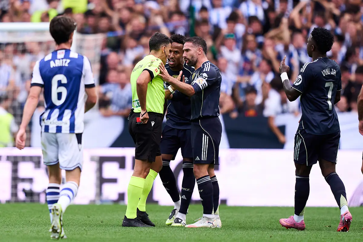 SAN SEBASTIAN, SPAIN - SEPTEMBER 13: Match referee Jesus Gil Manzano gestures towards Daniel Carvajal of Real Madrid during the LaLiga EA Sports match between Real Sociedad and Real Madrid CF at Reale Arena on September 13, 2025 in San Sebastian, Spain. (Photo by Juan Manuel Serrano Arce/Getty Images)