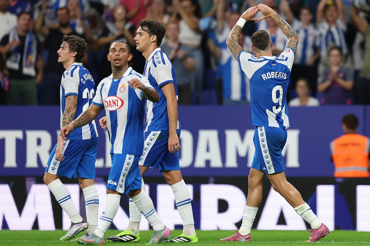 BARCELONA, SPAIN - SEPTEMBER 15: Roberto Fernandez of RCD Espanyol de Barcelona celebrates after scoring the team's second goal during the LaLiga EA Sports match between RCD Espanyol de Barcelona and RCD Mallorca at RCDE Stadium on September 15, 2025 in Barcelona, Spain. (Photo by Judit Cartiel/Getty Images)