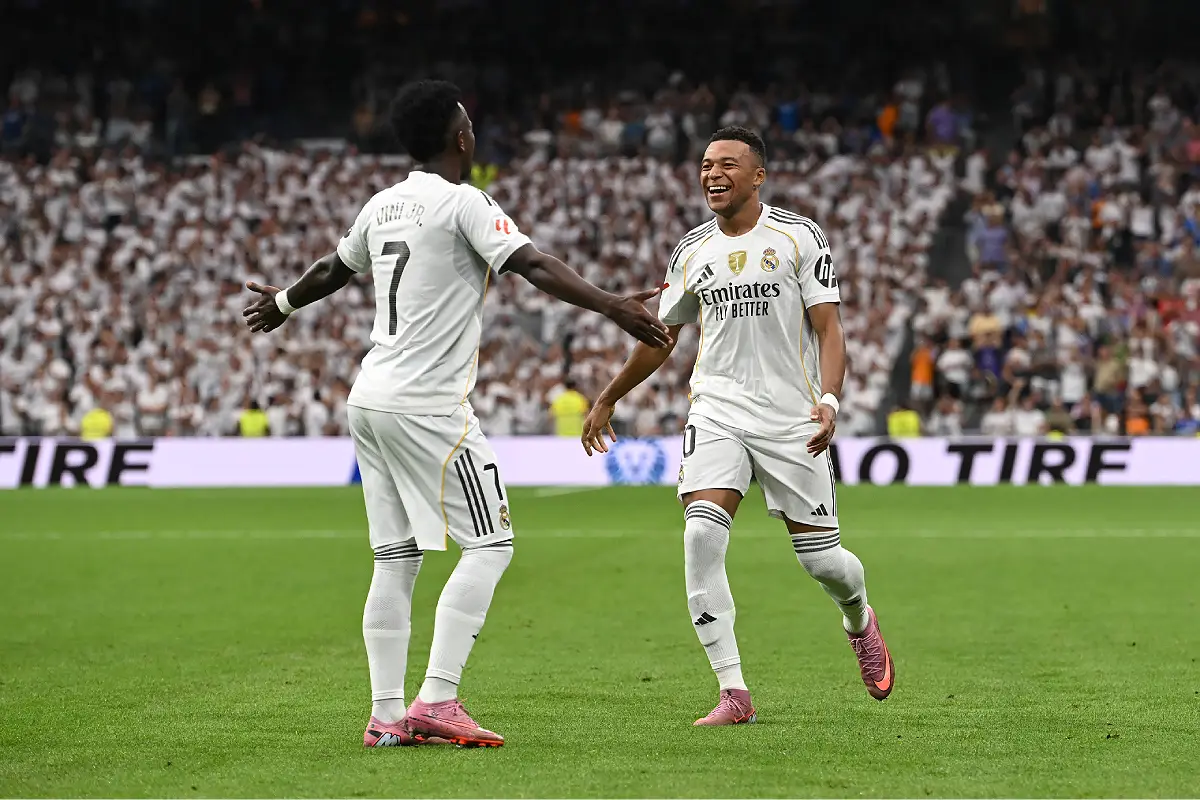 MADRID, SPAIN - SEPTEMBER 20: Kylian Mbappe of Real Madrid (R) celebrates scoring his team's second goal with teammate Vinicius Junior during the LaLiga EA Sports match between Real Madrid CF and RCD Espanyol de Barcelona at Estadio Santiago Bernabeu on September 20, 2025 in Madrid, Spain. (Photo by Denis Doyle/Getty Images)