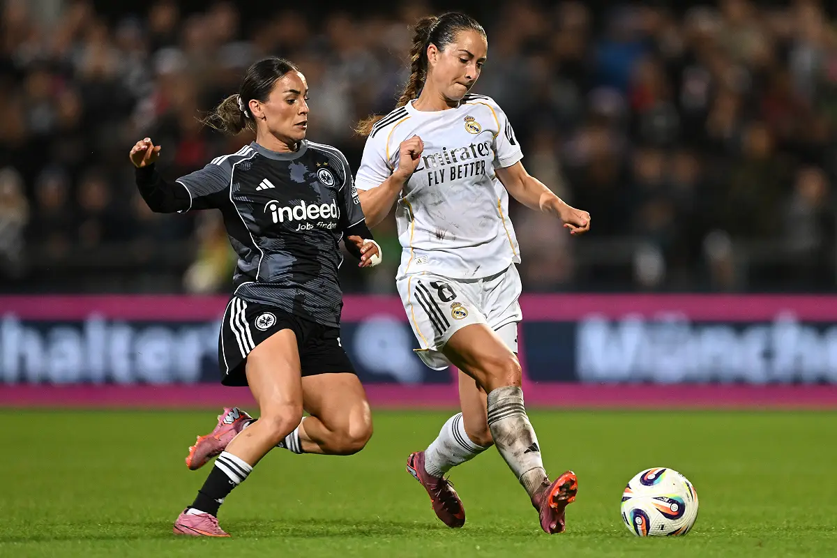 FRANKFURT AM MAIN, GERMANY - SEPTEMBER 11: Sara Dabritz of Real Madrid gets past Erelta Memeti of Eintracht Frankfurt during the UEFA Women's Champions League qualifier match between Eintracht Frankfurt and Real Madrid at Stadion am Brentanobad on September 11, 2025 in Frankfurt am Main, Germany. (Photo by Christian Kaspar-Bartke/Getty Images)