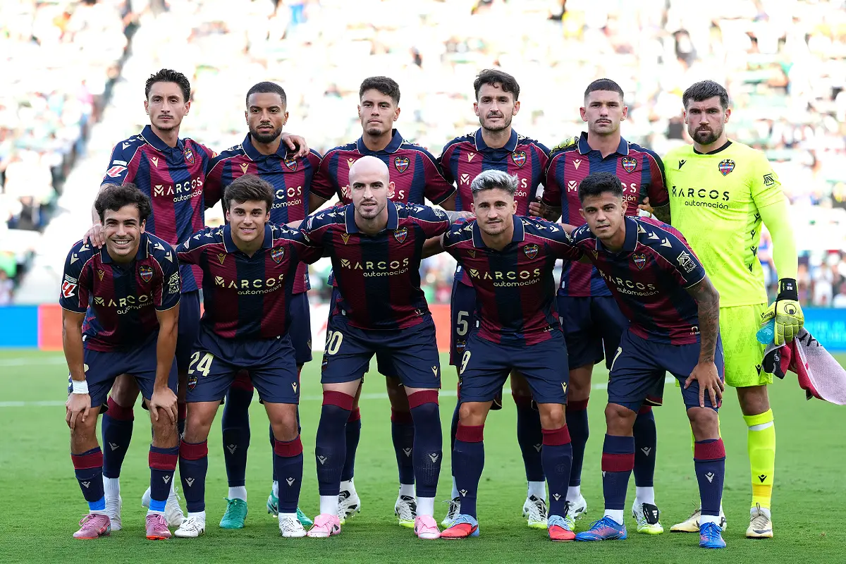 ELCHE, SPAIN - AUGUST 29: Players of Levante UD pose for a team photograph prior to the LaLiga EA Sports match between Elche CF and Levante UD at Estadio Manuel Martinez Valero on August 29, 2025 in Elche, Spain. (Photo by Aitor Alcalde/Getty Images)