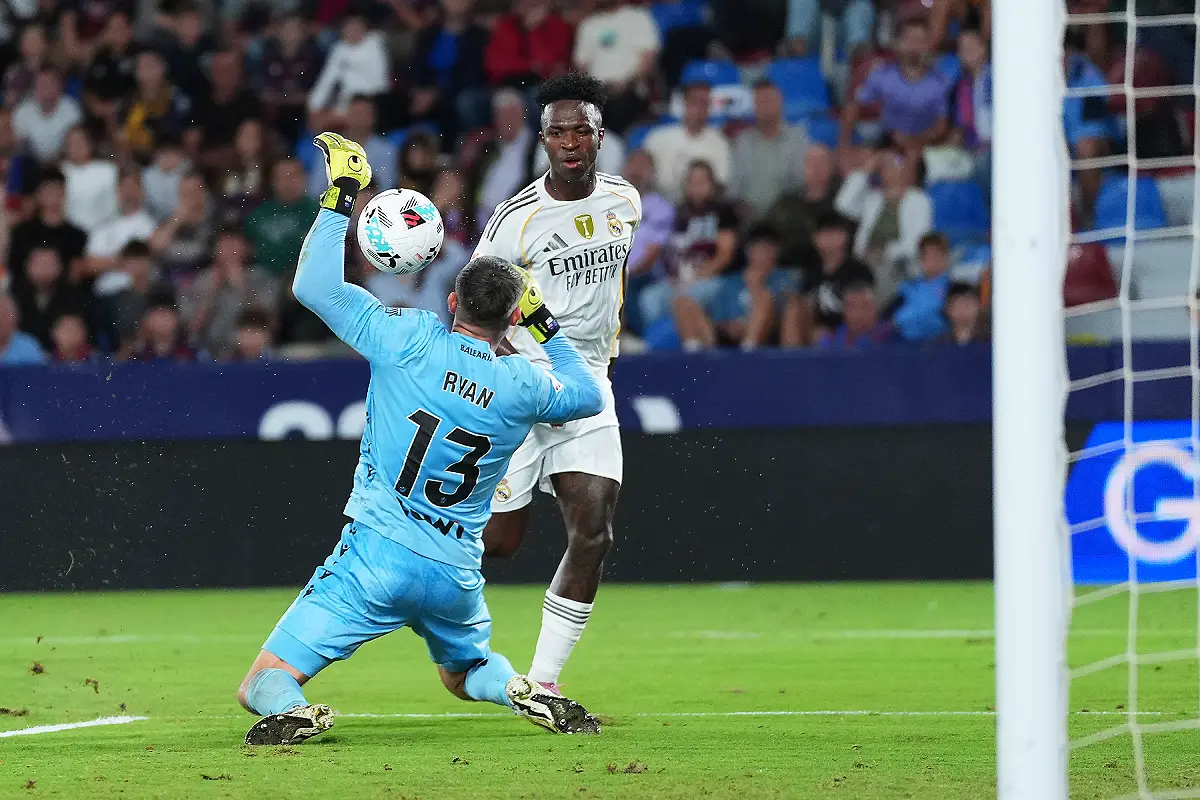 VALENCIA, SPAIN - SEPTEMBER 23: Vinicius Jr. of Real Madrid misses a chance during the LaLiga EA Sports match between Levante UD and Real Madrid CF at Ciutat de Valencia on September 23, 2025 in Valencia, Spain. (Photo by Aitor Alcalde/Getty Images)